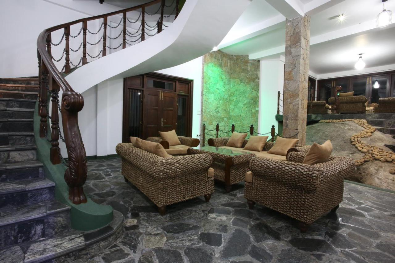 Green castle kandy Hotel Buitenkant foto